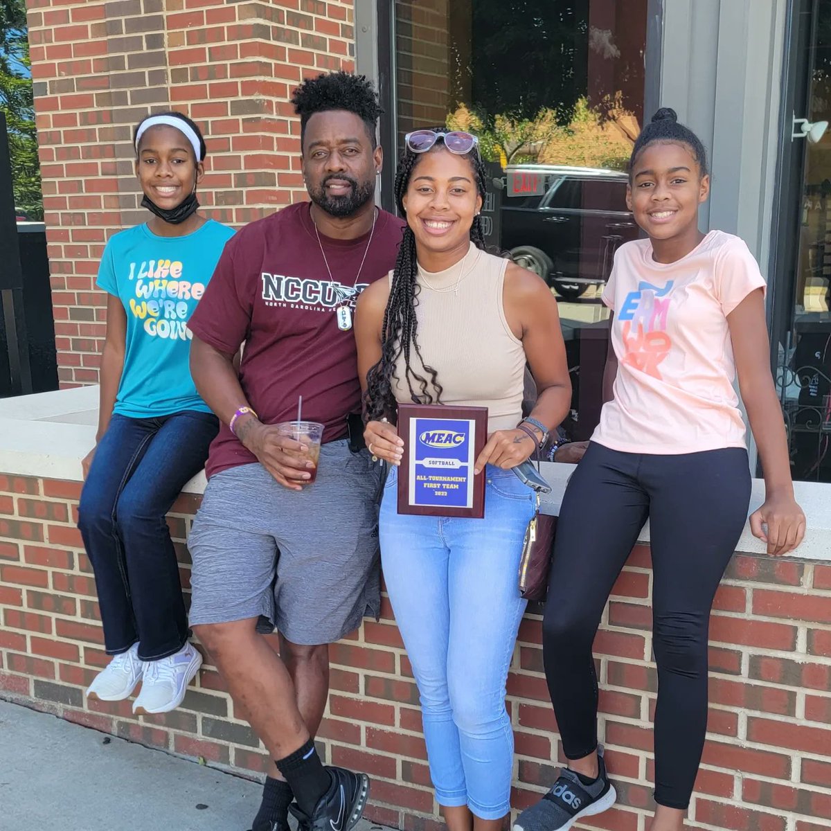bluv325's tweet photo. Had a Good time with the Lady Eagles Back to School Brunch!! Looking forward to this 2023 season!! 🥎🥎🐓🧇 #42JDawg #42RobinsonThang @jadavis2025 @NccuSoftball #DavisGals #DavisAthletes @Brycetosaucy 🏈🏀 https://t.co/XVzLm2sITQ