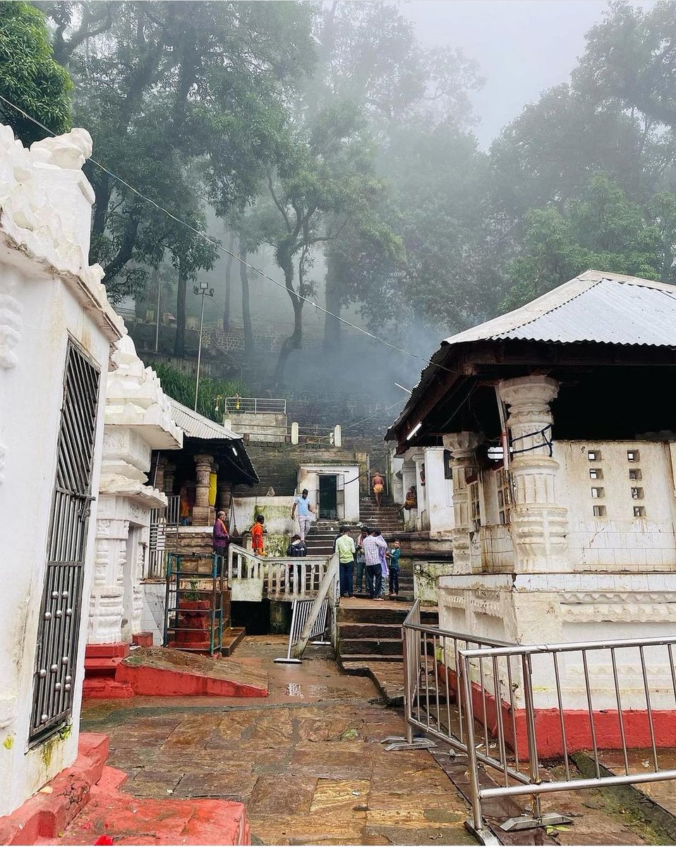 PureOdisha's tweet image. 📍Kapilash temple and ghat, Dhenkanal Odisha. 📷are by @achutatudu and @_durgamadhab_ (insta id). The high peaks of #Kapilas range enshrines the temple of Lord Shiva at a height of abt 457 meters.
#kapilastemple #pureodisha #dhenkanaldiaries #dhenkanal  #kapilash #odishatourism