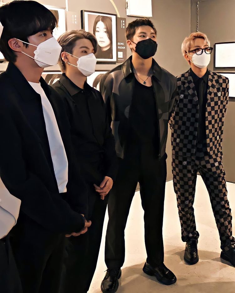 hourlyhyungline's tweet photo. https://t.co/TA1Ygf0Oa3