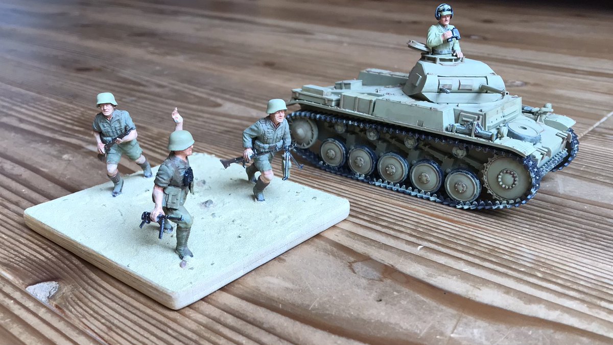 tokuhira's tweet photo. Ⅱ号戦車のオヤジたちのヴィネットでけた♪モーターライズ化した戦車は固定したくないので、兵士の3人だけでダイソーのコースター上の砂漠を前進してもらう。真夏の砂地は暑そうや #タミヤ #panzer2 https://t.co/wDzfaf3JVe