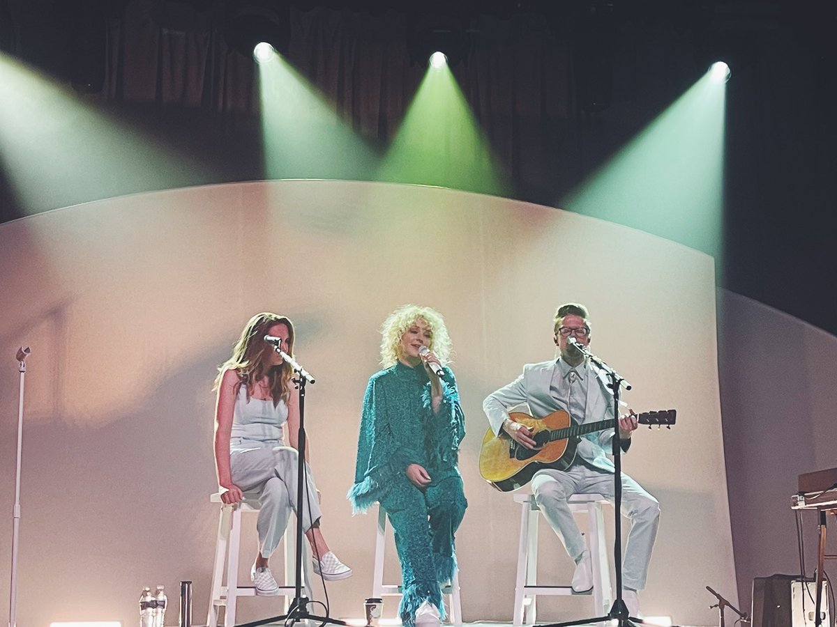 k8lyn_____'s tweet photo. If you’ve never been to a @camcountry show, you’re really missing out. https://t.co/UBOJQjRDks