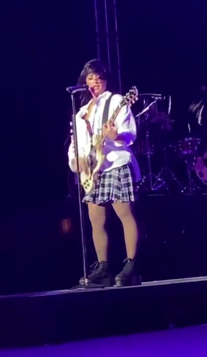 DL_lEsposito's tweet photo. @ddlovato wooow
#demisback #HOLYFVCKTOUR https://t.co/Twnr5sIb9Y