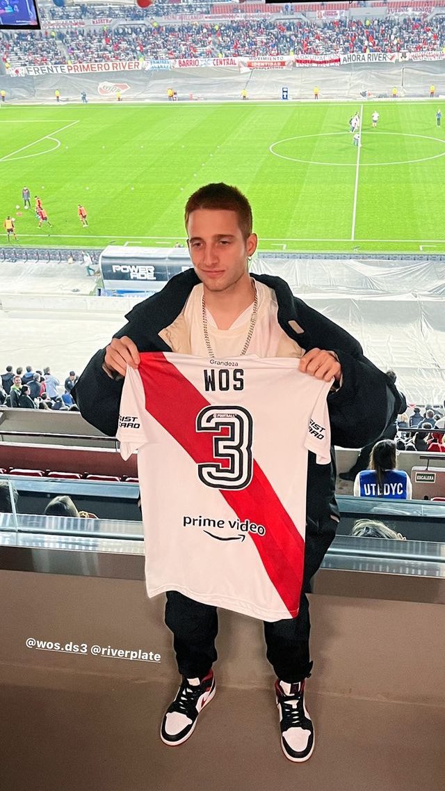 cinesprada's tweet photo. es que wos con la de river Y EN EL MONUMENTAL es la mejor foto que me dio el 2022 https://t.co/Y1nR2elILS