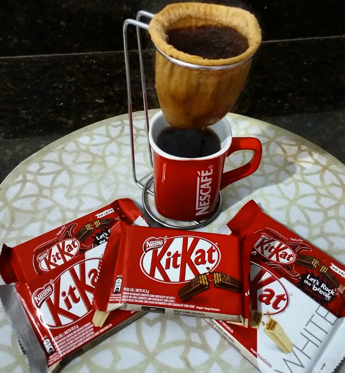 edusilveira76's tweet photo. Sobremesa não poderia faltar café preto e chocolate: kitkat branco e preto! Amo!
#sobremesa #cafe #cafepreto #cafezinho #coffee #chocolate #chocolatra #kitkat #kitkatblack #chocolatekitkat #pretinhobasico  #kitkatwhite #blackcoffee #instafoto #instachocolate #tudodebom #delicious https://t.co/sGglPf9wK4