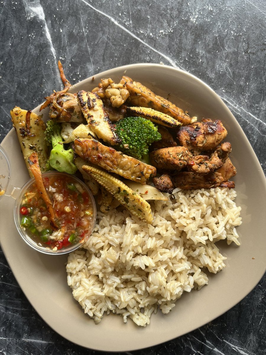 realestaterazha's tweet photo. @sofearozaidi_ I ambil marigold punya jus yang no sugar added. Sedap and manis juga. Lunch and dinner masak lauk-lauk macam ni. Beras ganti brown rice and roti untuk breakfast ambil yang wholemeal. https://t.co/NywityKpGQ