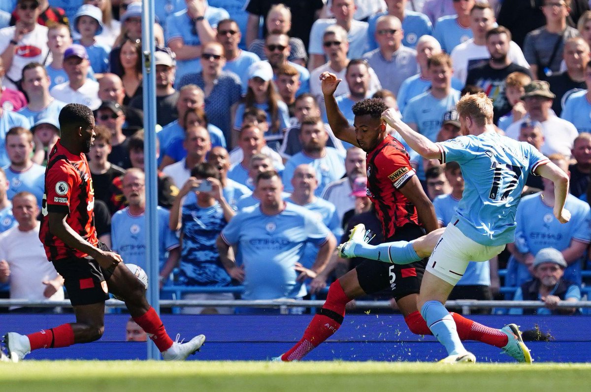 apex_analysis's tweet image. Kevin De Bruyne’s game by numbers vs. Bournemouth:

100% long passes completed
98% pass completion
71 touches
44 passes completed
12 crosses
4/4 dribbles completed
4 key passes
4 shots
1 goal
1 assist

Best midfielder on the planet? 🧙‍♂️