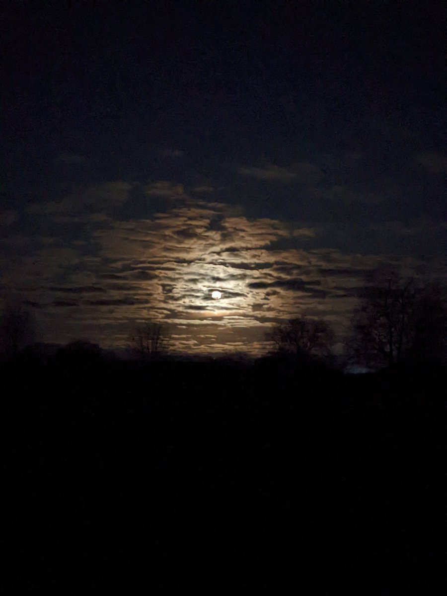 n_i_c_d's tweet photo. Real pretty moon tonight https://t.co/Pryx3cEUy2