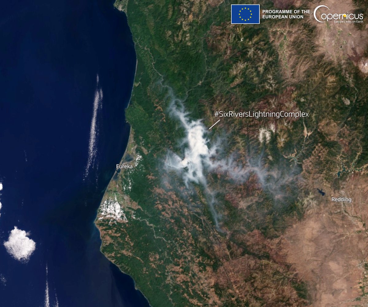 CopernicusEU's tweet image. On 5 August, lightning 🌩️triggered the #SixRiversLightningComplex 🔥in northern California 🇺🇸

More than 6,000 ha have burnt so far

The smoke creeping into the valleys east of Eureka is visible in this #Sentinel3 🇪🇺🛰image acquired on 13 August at 18:36 UTC

#SRFLightningComplex