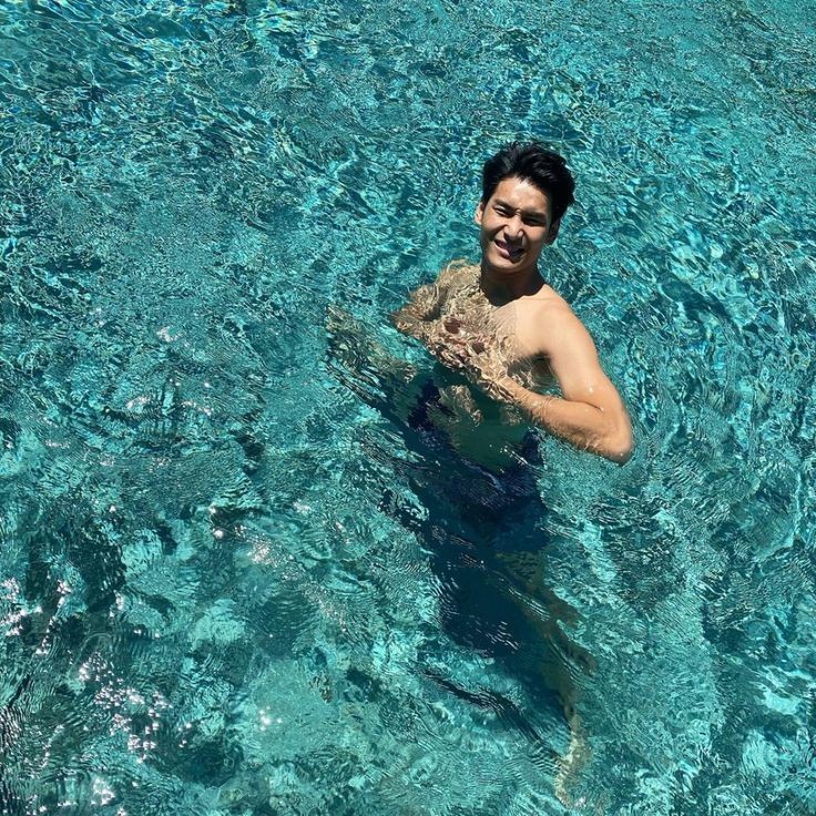 Panas gini enaknya renang,-