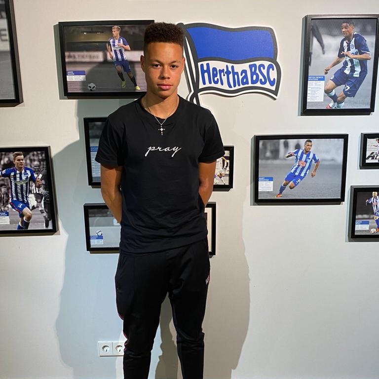 HerthaBubis's tweet photo. 2⃣8⃣. September 2020: Derry #Scherhant wechselt vom Berliner SC zu unserer #BSCU19. 

1⃣3⃣. August 2022: Derry #Scherhant feiert bei #BSCSGE sein Profi-Debüt für @HerthaBSC.

684 Tage von der U19-Unterschrift bis zur Bundesliga! 

#BundesligaBubis #DieZukunftGehörtBerlin #HaHoHe https://t.co/JZDegUtl28