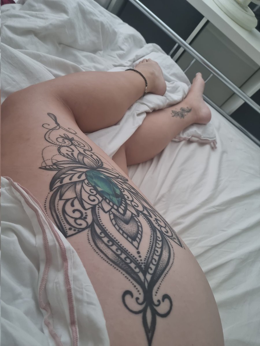 KerryStreet1's tweet photo. Lazy Sunday morning - anyone wanna bring me a cuppa?! ๐คฃ
#HappySunday #LazyDay #legslegslegs #tattooedgirl #lazysunday #tattoos #goodmorning #needacuppa https://t.co/JzXnxdmp61