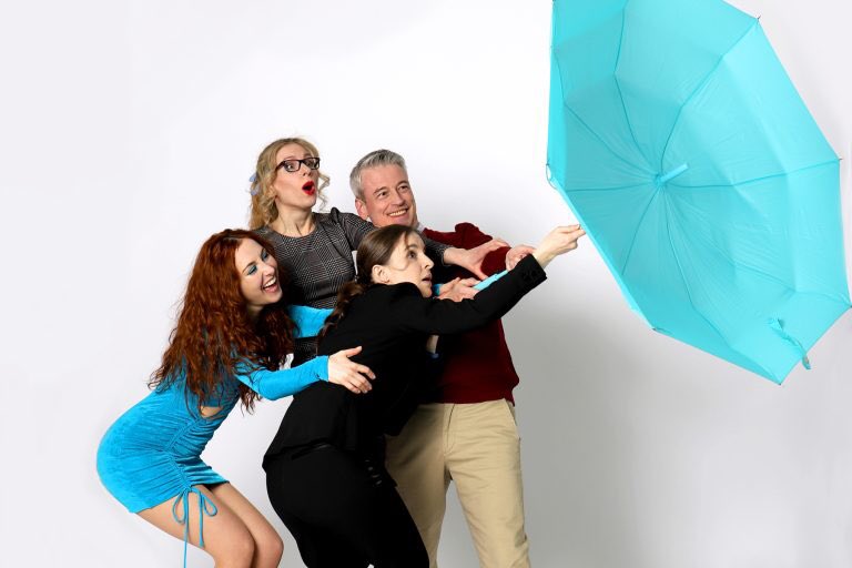 .<a href="/teatrolara/">Teatro Lara</a> #Filomena @ramonpaso escribe y dirige  1 comedia con final feliz s/ la crisis originada x #Filomena la noche 8/1/21 en ayuntamiento Madrid.Sobornos,corrupción,amaños elecciones,asesinato,amores inesperados.<a href="/OteguiSergio/">Sergio Otegui</a> ESTUPENDO en el alcalde q no se entera de nada+