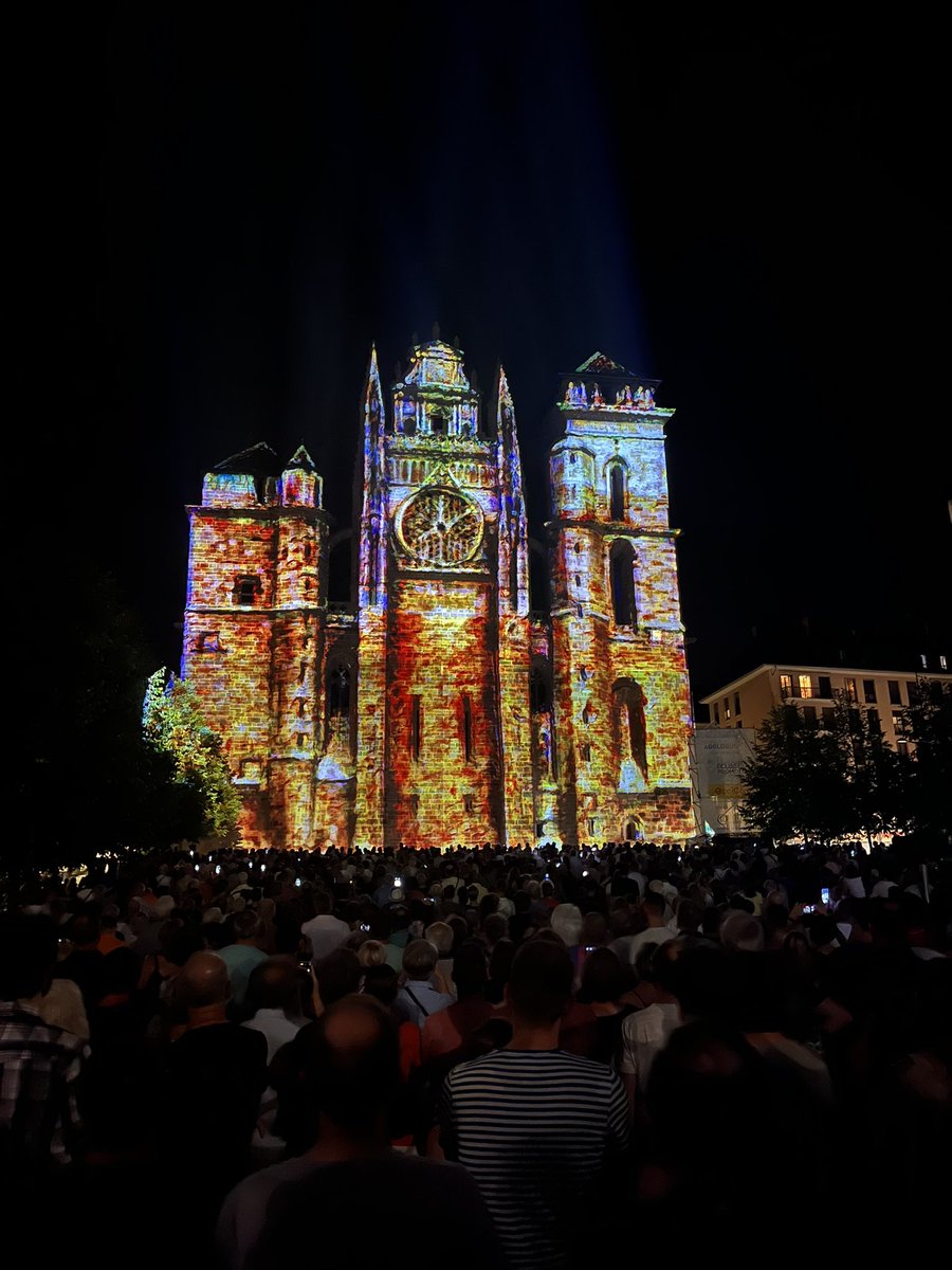Emy_Crocro's tweet photo. Deuxième jour des #VacancesEnFamille2022
Hier soir c’était son et lumière au niveau de la cathédrale Notre Dame de Rodez et ce matin, c’est #MuseeSoulage
#PatchFamily https://t.co/E9o1R8n2GX