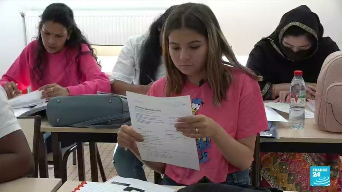 France24_fr's tweet photo. Exilée en France, l'étudiante Fatemeh Abdali veut poursuivre son rêve de devenir médecin https://t.co/quAar3ouYd https://t.co/cK2aJLbLwf
