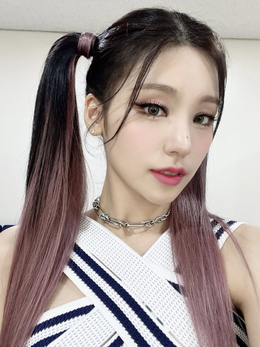 hyjthinker's tweet image. PIGTAIL YEJI SELCA NO ONE MOVE