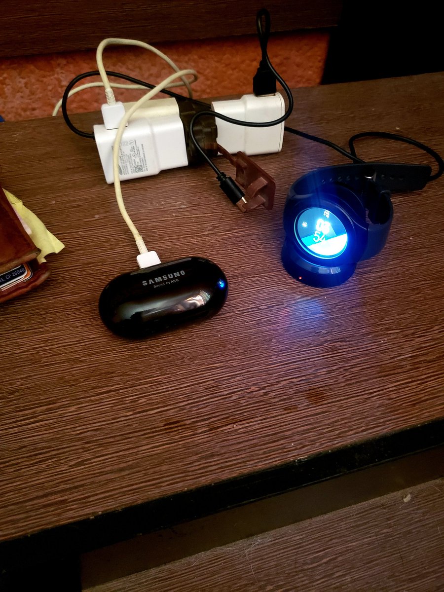Alex_Alamillo11's tweet photo. @samsungmobilemx Me gustaría el galaxy fold o ya de perdis el z flip, pero aun sigo con mi note 9 y mi gear s2, espero algún día comprarlos por mientras seguiré siendo fiel a @samsungmobilemx con lo que tengo https://t.co/CTPegNeBXc