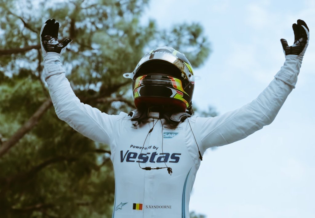 Temos título duplo da Mercedes na Formula E.
Stoffel Vandoorne, aquele que já correu na McLaren, ganha seu primeiro título na FE, ao mesmo tempo, as Flechas de Prata levam seu bicampeonato de construtores.

VAMOS!!!

#FormulaEnoSporTV #FormulaENaCultura