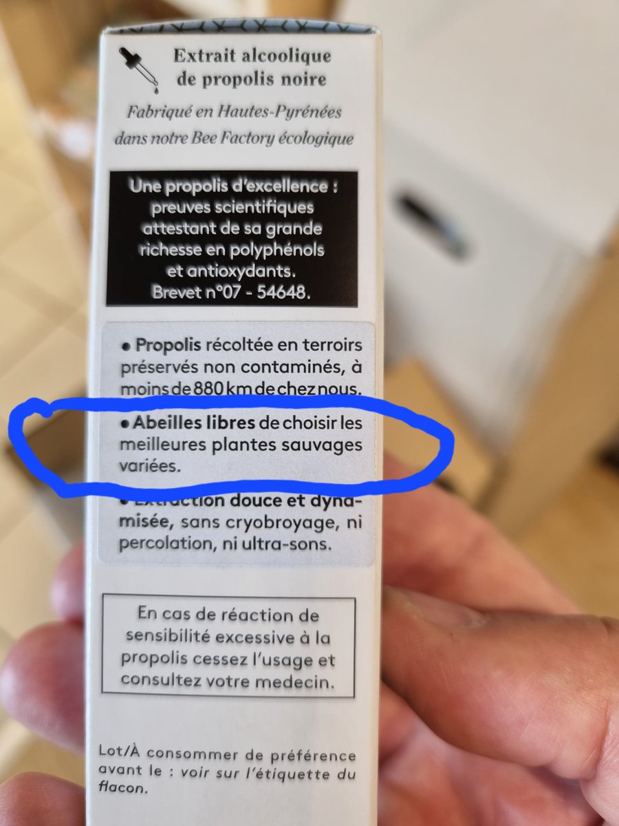 widric's tweet photo. Enfin la #dénonciation du #travail #forcé qui oblige les #abeilles à butiner des #fleurs imposées 
Et je ne parle pas de la #production #locale a moins de 880 kms
#lesgens #étonnant #notremonde https://t.co/OvyIHvzQgK