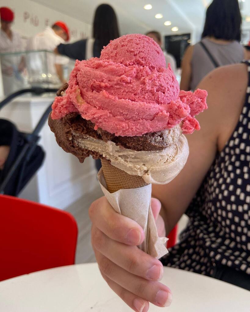 eucomi's tweet image. 🍦SORVETE SANTINI
💸 €4,80 ⭐️ Nota: 8

📜 Fomos turistar em Cascais e por indicação, nossa sobremesa após o almoço foi o gelado da Santini, sorveteria super antiga aqui de 🇵🇹 que faz sorvetes bem naturais, sempre com ingredientes frescos.
Pedimos o tama… instagr.am/p/ChO3afdNhEd/