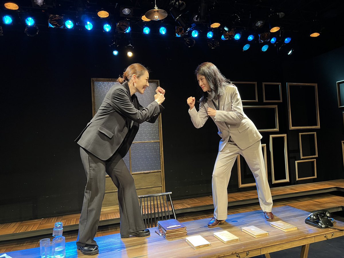 [#연극 #비평가] 

#이주영 #볼로디아 #윤영민 #스카르파

오늘은 주영 볼로디아와 영민 스카르파의 페어 막공이자 영민 스카르파의 막공입니다🥺💧

아름다운 문장들과 기가 막힌 순간들로 가득 차있는 301호에 방문하셔서 마지막까지 함께 해주세요🖋📑!

연극 <비평가>
예스24스테이지 3관