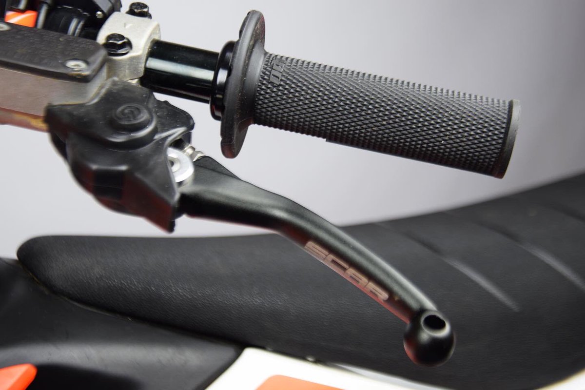 100PerCentMoto's tweet photo. @scarracing pivot flex clutch and brake levers are 🔥🔥🔥
Billet alloy ✅
Grippy black anodising ✅
Lever reach adjustable ✅
Perfect fit and feel ✅
IN STOCK NOW for ALL Japanese and European dirt bikes ✅
AU$79.95 each ✅
AU$149.95 per pair ✅
Click: https://t.co/NUNwUjzRUx https://t.co/80EHtqq5G3
