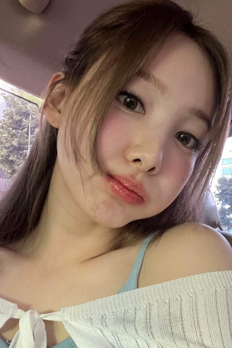 archivenayeon's tweet photo. NAYEON LOOKS SO GOOD https://t.co/2y2XvNTS0z