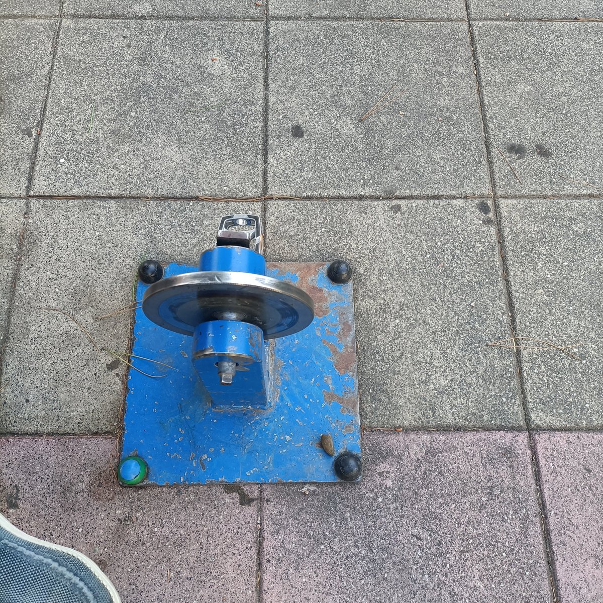 togni1973's tweet photo. @Lineamadrid por favor arreglen este pedal que lleva meses roto. Esta en la plaza delante del colegio Juan de Valdés (Madrid) https://t.co/hageII2JlX
