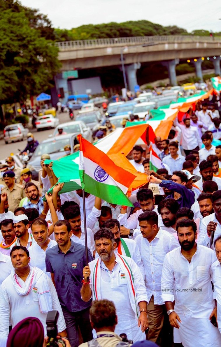 DKShivakumar's tweet photo. The love for our country cannot be expressed in words but our Youth Congress leaders and members took it a notch high by taking out a 3.3Km flag rally-a record in itself.

Congratulations to @SrinivasIYC &amp; @Nalapad for this remarkable parade to mark our 75th year of Independence. https://t.co/0NFY3UzDve