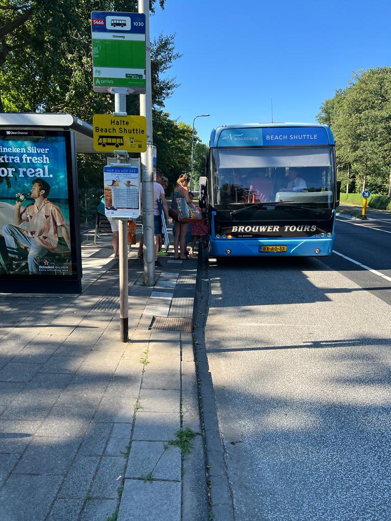 Vandaag opnieuw veel vroege vogels op de Noordwijkse stranden 🏖. Alle gemeentelijke parkeerplaatsen zijn inmiddels bezet. Ook Langevelderslag. Tip: kom met het OV 🚍, kom op de fiets 🚲 of pak de gratis Beach Shuttle.