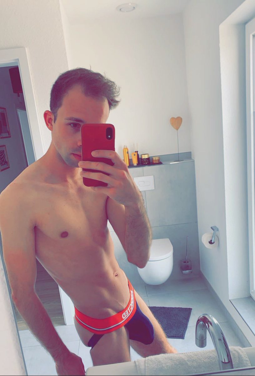 jayaitchge's tweet photo. happy sunday guys! 😏😈
#gay #twink #addicted @addicted_offic #ringup #horny https://t.co/xzO91pVLby