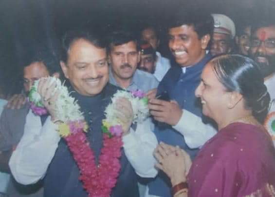 SantoshKene's tweet photo. महाराष्ट्राचे माजी मुख्यमंत्री, लोकनेते तसेच माझे प्रेरणास्थान आदरणीय विलासराव देशमुख साहेब यांना पुण्यतिथीनिमित्त विनम्र अभिवादन ! @INCIndia
@INCMaharashtra
@AmitV_Deshmukh
@Riteishd
@MeDeshmukh
#VilasraoDeshmukh https://t.co/hvVtA61xbe