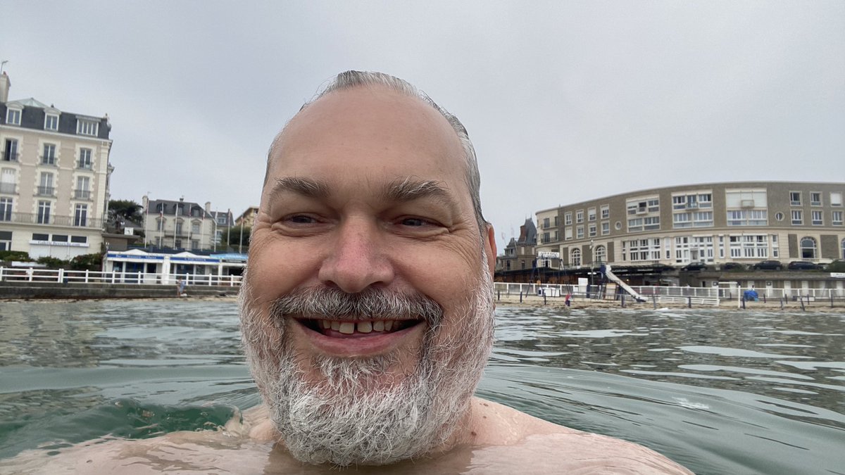 geoff_moor's tweet photo. When you realise your waterproof phone case works 😉 #envacance 🇫🇷 https://t.co/ISoRFzyPOa