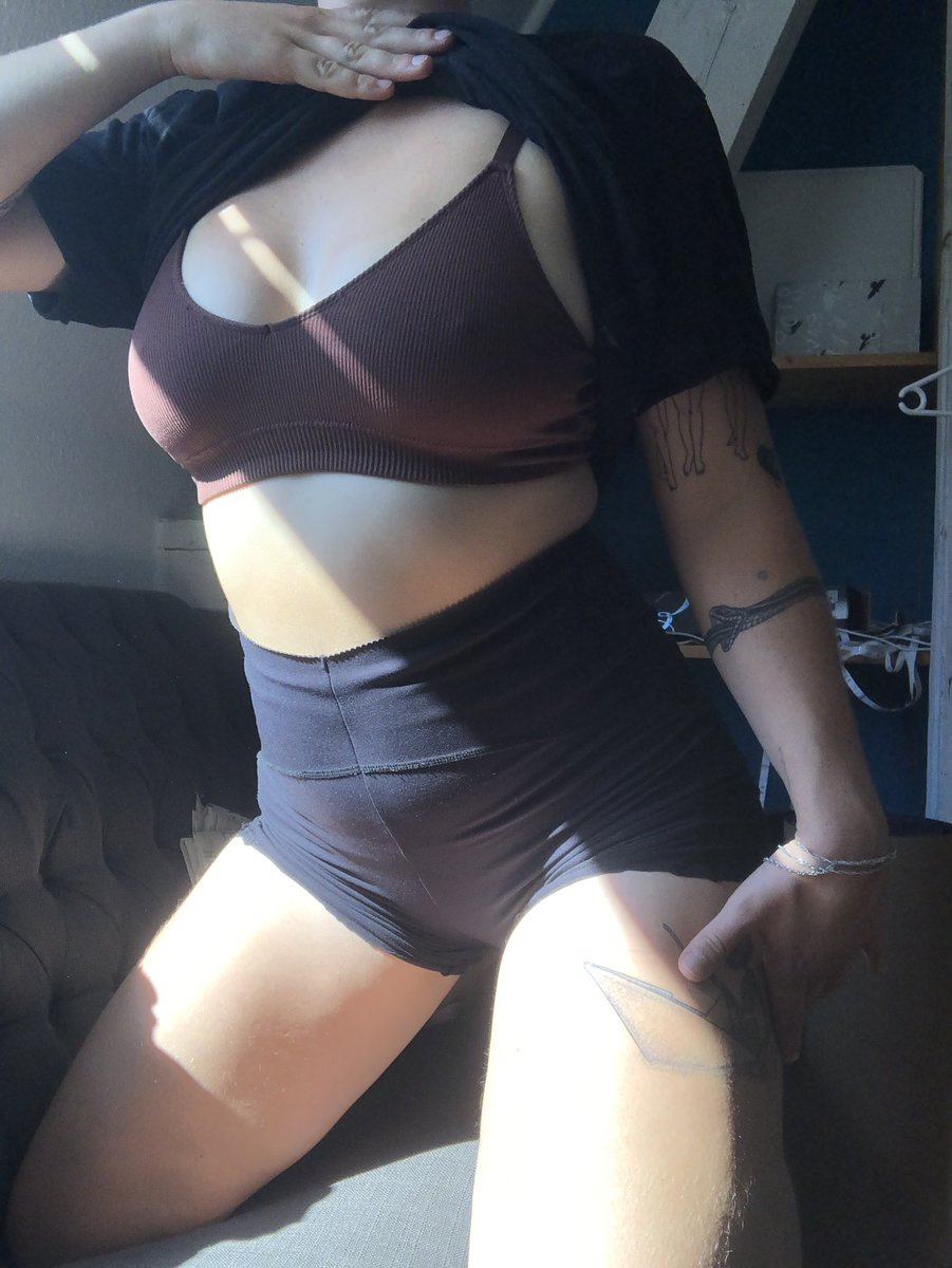 anscvzh's tweet photo. can't ever keep my bra on for long https://t.co/ZU5xhYwoWh