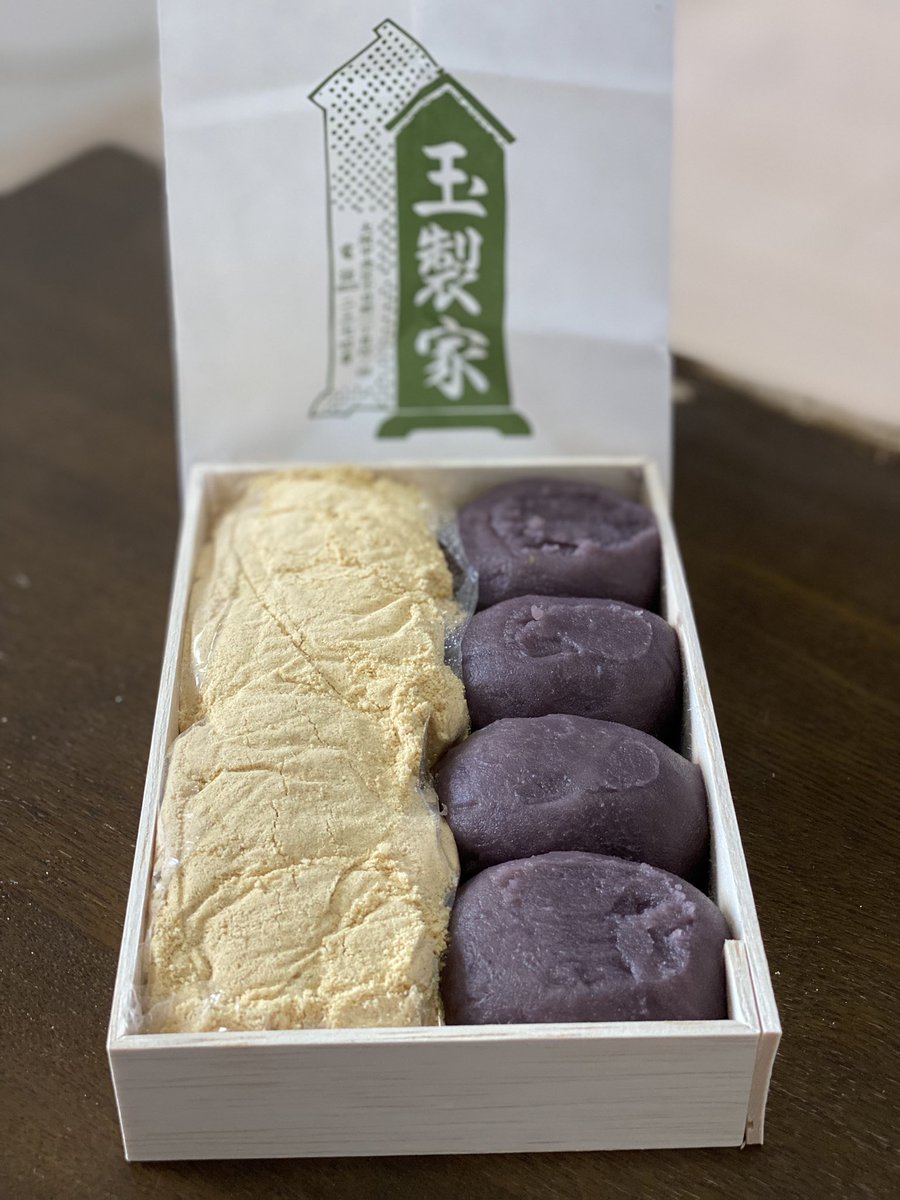 crew_value1's tweet photo. 大阪日本橋にある
行列の出来るおはぎ屋【玉製家】
個人的に日本一の美味しさだと思ってます
塩気のあるあんこ
滑らかで、しっとりした味わい
きな粉は砂糖のじゃりじゃり感が特徴的で甘すぎず食べやすい
1時間並ぶこともザラですが
並ぶ価値ありです
是非並んでください
めっちゃ美味しいですよ https://t.co/QO22sV49ux
