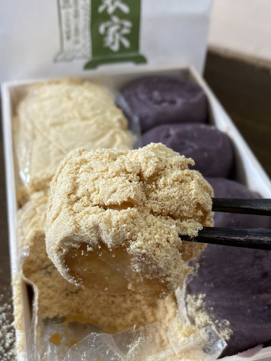 crew_value1's tweet photo. 大阪日本橋にある
行列の出来るおはぎ屋【玉製家】
個人的に日本一の美味しさだと思ってます
塩気のあるあんこ
滑らかで、しっとりした味わい
きな粉は砂糖のじゃりじゃり感が特徴的で甘すぎず食べやすい
1時間並ぶこともザラですが
並ぶ価値ありです
是非並んでください
めっちゃ美味しいですよ https://t.co/QO22sV49ux