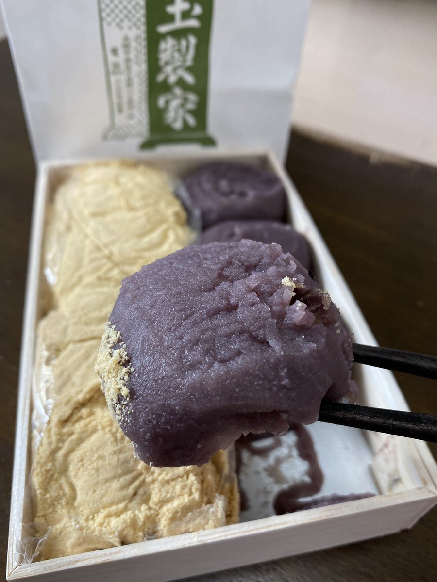 crew_value1's tweet photo. 大阪日本橋にある
行列の出来るおはぎ屋【玉製家】
個人的に日本一の美味しさだと思ってます
塩気のあるあんこ
滑らかで、しっとりした味わい
きな粉は砂糖のじゃりじゃり感が特徴的で甘すぎず食べやすい
1時間並ぶこともザラですが
並ぶ価値ありです
是非並んでください
めっちゃ美味しいですよ https://t.co/QO22sV49ux