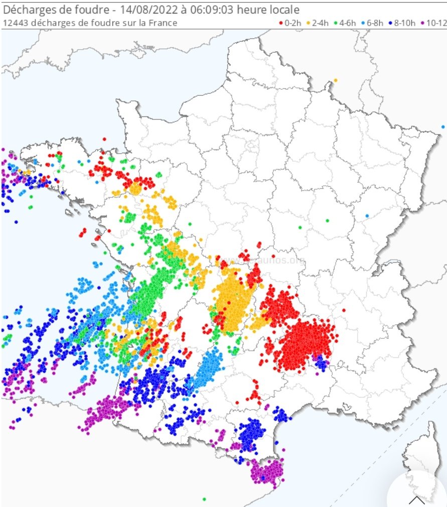Plus de 12 000 éclairs depuis hier soir 18h sur la France, jusqu'à ce matin 6h. 
L'activité orageuse est parfois forte ce matin, notamment sur le Massif Central. #orages 