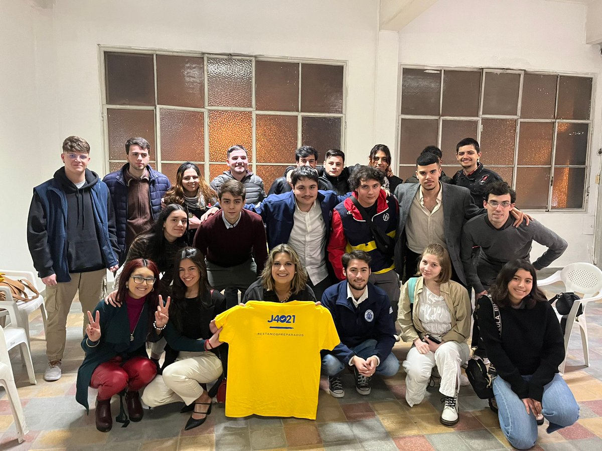 JenniferDaveza2's tweet photo. Hoy la  lista 4021  hizo su lanzamiento. 💛🙌✌ Muchas gracias a  nuestros referentes por estar  siempre! @DipRodrigoGoni @camboue    @fabobravetti  @PiluSimon11 
 a los @Jovenes40
 
@BrianRomero por confiar en mi y a parte de lo que es éste gran equipo humano #Estamospreparados https://t.co/RPxXakAQFG