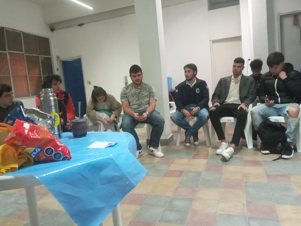 JenniferDaveza2's tweet photo. Hoy la  lista 4021  hizo su lanzamiento. 💛🙌✌ Muchas gracias a  nuestros referentes por estar  siempre! @DipRodrigoGoni @camboue    @fabobravetti  @PiluSimon11 
 a los @Jovenes40
 
@BrianRomero por confiar en mi y a parte de lo que es éste gran equipo humano #Estamospreparados https://t.co/RPxXakAQFG