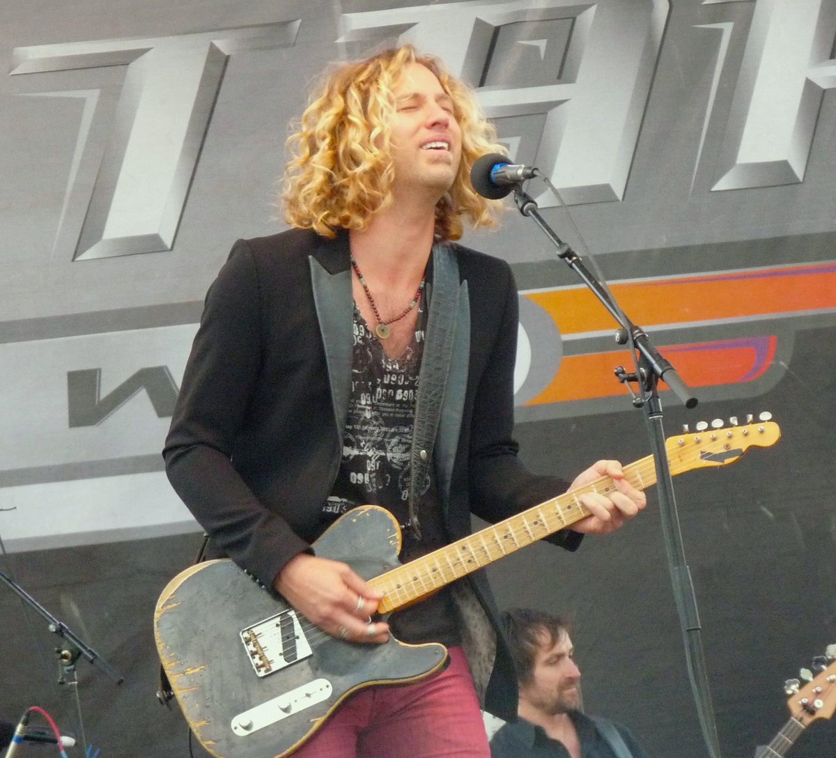 texaslady10's tweet photo. #TeamCasey Blast from the past in 2017! Pics of @caseyjames from Guitar Town taken this day 5 years ago by my hubby Chuck! 😀🎸🎶🔥💥 #GoodTimes #RockingBlues https://t.co/x596292toE