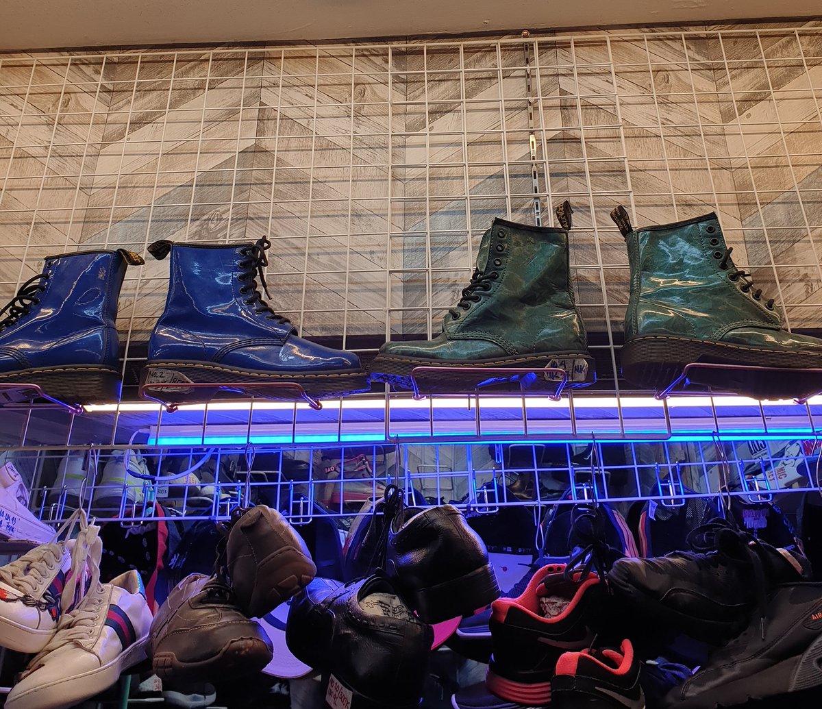 DMZZH's tweet photo. Trifting pasar senen date..
Terakhir ke sini 2009 dan ternyata sekarang udah AC dingin..gak chaos panas kayak dulu..
Nemu docmart
sama kaos band andalan
#trifting https://t.co/jfZTd5pjXO