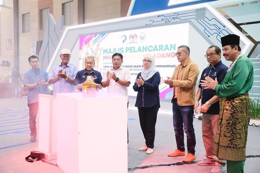 LPP_MALAYSIA's tweet image. Majlis Pelancaran Minyak Masak Peladang keluaran Pertubuhan Peladang Kawasan Simpang Renggam Johor yang disempurnakan oleh YBhg. Datuk Syed Mohd Fazmi bin Sayid Mohammad, Setiausaha Politik Kepada YAB Perdana Menteri.