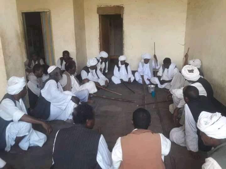 SUDAN000000's tweet photo. شعار الجودية عند البجا (1)
📌يرمز لطريقة حل النزاعات بين الأفراد والجماعات أثناء المحاكم (المجالس) الأهلية.
📌يجلس المتخاصمين على الأرض في  دائرة، والحضور هم شهود.
 📌يستخدم المتحاورين عصي معقوفة (في الشعار) كأداة شرح وطرح وتخطيط طولاً وعرضاً على الرمل لتوضيح تقاطعات القضية. https://t.co/DcTmWkcw15