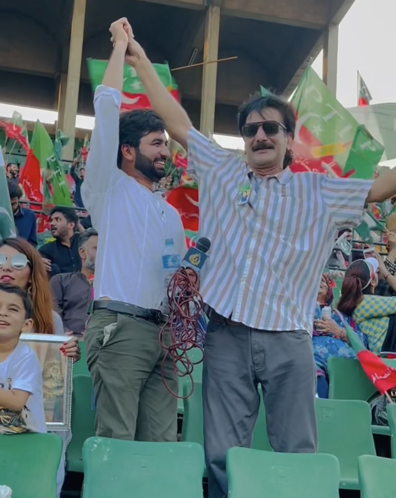 Naya__Pakistan_'s tweet photo. میں انٹرویو کے لیے گیا تو یہ بھائ صاحب کل جلسہ گاہ میں اپنی فیملی کے ساتھ موجود تھے میرا ہاتھ پکڑا اور اونچی آواز سے کہنے لگے یہ ہے میرا بہادر رپورٹر 
یہ محبتیں کبھی نہیں بھول سکتا شکریہ پاکستان ❤️ https://t.co/6kubAB3Hw8