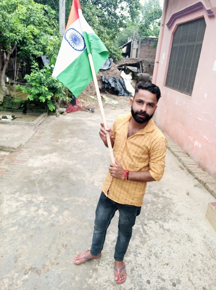 SharadTivari's tweet photo. प्रधानमंत्री श्री नरेंद्र मोदी जी के आवाहन पर 
#75वेआजादी_के_अमृत महोत्सव के उपलक्ष्य में 
#हर_घर_तिरंगा- हर घर तिरंगा अभियान के तहत 
#आज_हम���े_अपने क्षेत्र के घरों में तिरंगा झंडा देकर घरों में लगाने के लिए आग्रह किया @SatishSharmaBBK 
@LalluSinghBJP https://t.co/kINChRkEhp