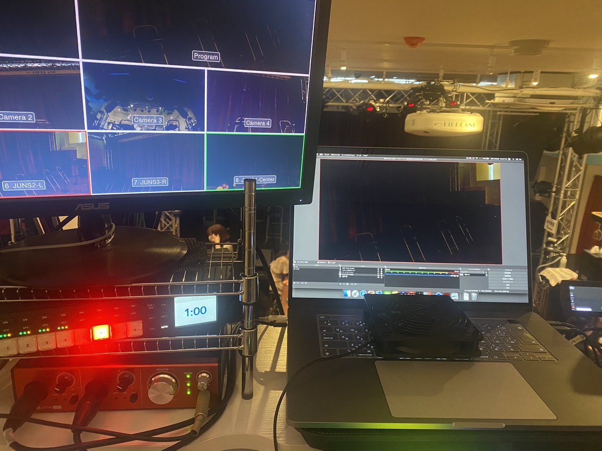pe_haraguchi's tweet photo. 今日は六本木のLIVEハウスで配信です😊
常設機材は持込にくらべてセッティングが楽ですけど、はじめて触る機材もあって、慣れるまでにちょっと時間がかかります💦
音楽配信は歌いだし等空気をよんでのスイッチングが必要で、色々と鍛えられます😊 https://t.co/xPf7hydTOz