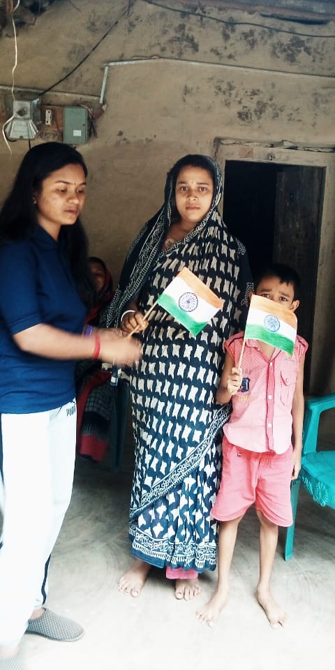 NssBeldaUnit1's tweet photo. Our NSS volunteer is involved in door to door campaign for Har Ghar Tiranga under Azadi ka Amrit Mahotsav @HarGharTiranga_ @NSSUnit2_Belda @_NSSIndia @nss_unit_sac @azadika https://t.co/q06c398x0r