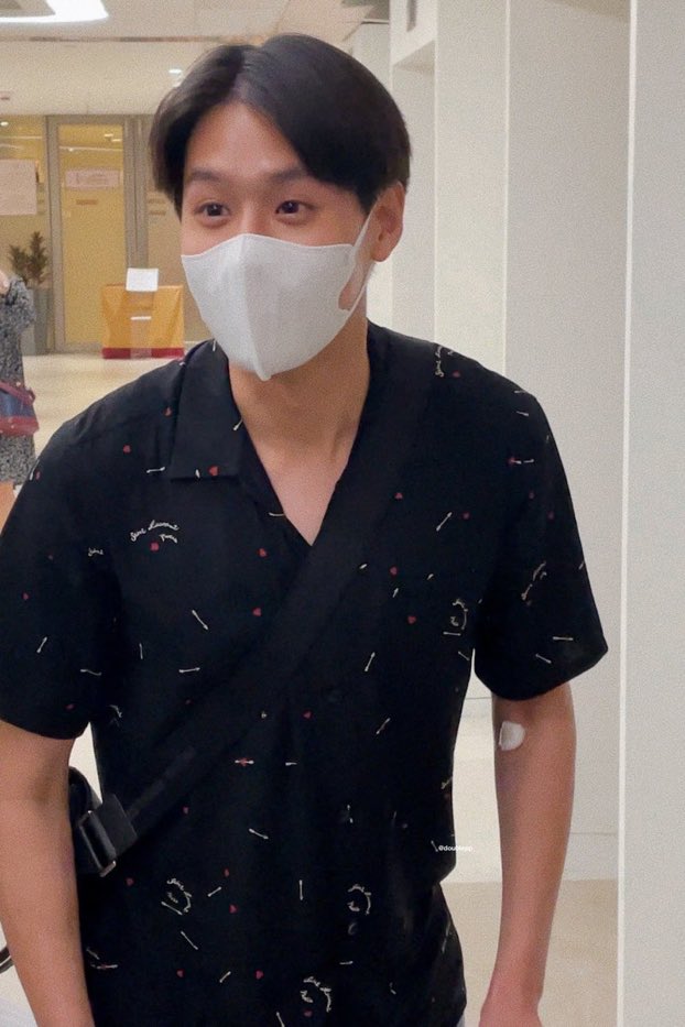 skiepalette's tweet photo. gak sehat bgt naksir artis thailand soalnya kalo kita ngarep ketemu yg kaya gini di mbloc tuh WARAS banget sebenernya https://t.co/V7WwbAP9YL