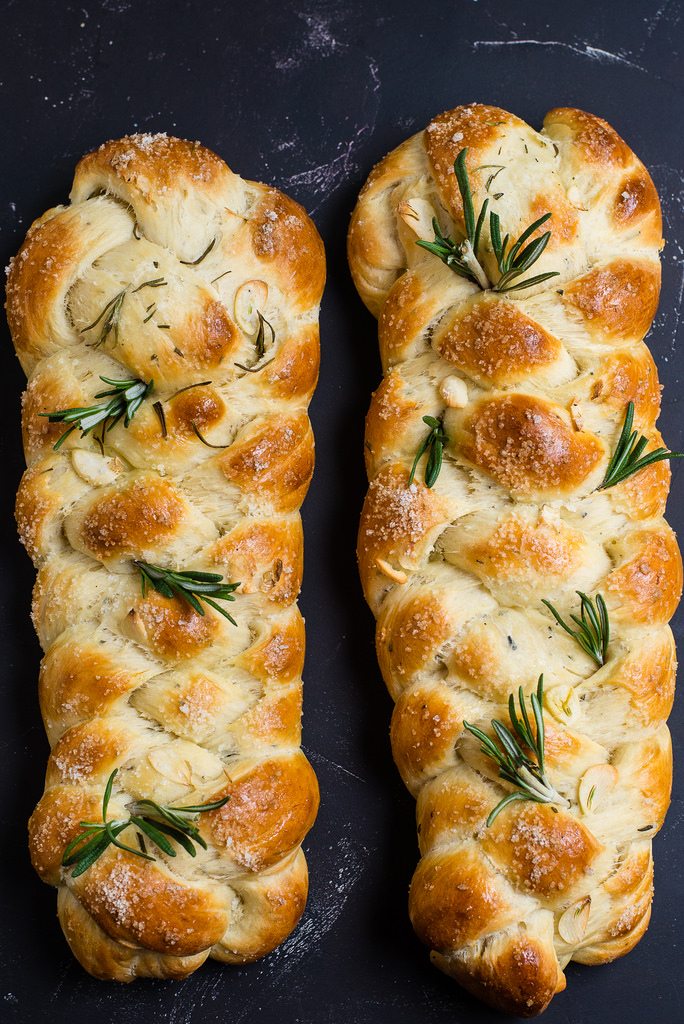 DreamyTechGirl's tweet photo. Rosemary Garlic Challah Bread!
recipe @ https://t.co/1dNgSjEVbM https://t.co/1XHSSm4OSF