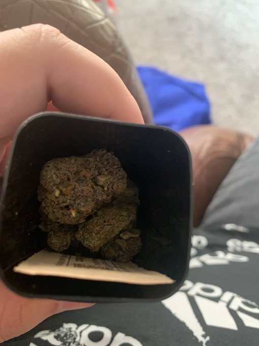 2 pic. I’m high as hell right now got a chocolate bar as well but didn’t take a pic of it https://t.